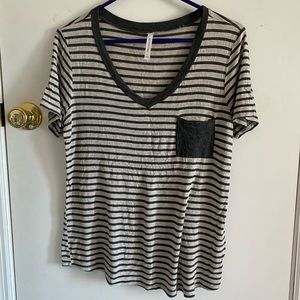 Short sleeve top with stripes and small cigarette pocket